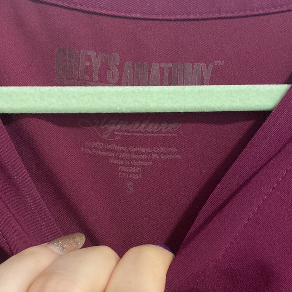2 greys anatomy scrub tops - Picture 4 of 4